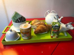 a green tray with food on a red table at au parc Montsouris in Paris