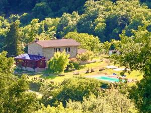 una vista aerea di una casa con cortile e piscina di Agriturismo Vista Sole a Mercatale