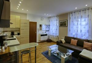 ein Wohnzimmer mit einem Sofa und einer Küche in der Unterkunft SK Apartments - Liborius in Gelsenkirchen