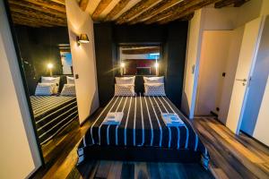 イヴリー・シュル・セーヌにあるVilla Raspailのベッド付きのベッドルーム1室の景色を望めます。