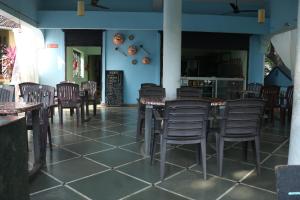 ein Esszimmer mit Tischen und Stühlen in einem Restaurant in der Unterkunft FATIMA'S PLACE in Vagator