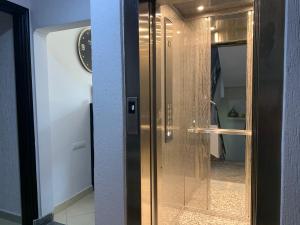 Appart Hotel Monaco tesisinde bir banyo