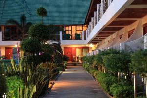einen Flur eines Gebäudes mit Seitenpflanzen in der Unterkunft Cookies Hotel in Ko Chang