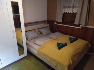 una camera da letto con un letto con cuscini blu di Na Jamajce a Šternberk