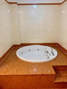 La salle de bains est pourvue d'une grande baignoire et d'un comptoir. dans l'établissement Hotel - Motel Flower, à Gropello Cairoli