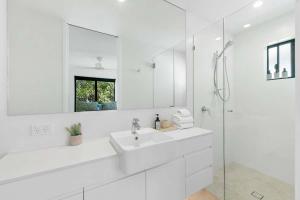 Ένα μπάνιο στο Crystal Shores Sunshine Beach +75 φωτογραφίες