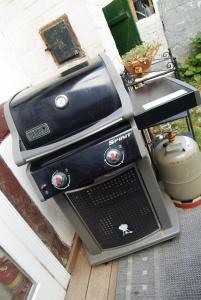 einem Toaster, der an der Seite eines Hauses sitzt in der Unterkunft Heidschnuckenhof in Niedermeiser