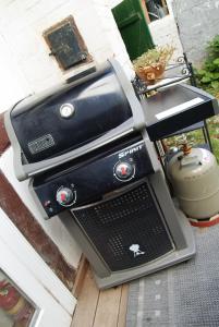 Kemudahan BBQ tersedia untuk tetamu di rumah percutian