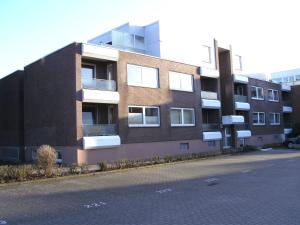 um edifício de tijolos ao lado de uma rua em Haus Medemsand Whg 207 em Cuxhaven
