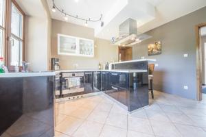 una gran cocina con encimeras negras en una habitación en Le Longueville, en Durbuy 4 fotos más
