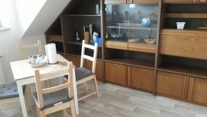 Un comedor con una mesa y dos sillas. en Villa Karin, en Breitungen