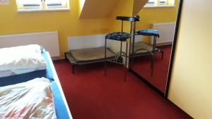 espejo en una habitación con cama y silla en Villa Karin, en Breitungen