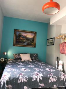 1 dormitorio con 1 cama con una pintura en la pared en Cozy Aqua Private Suite with Parking - 3G en Miami