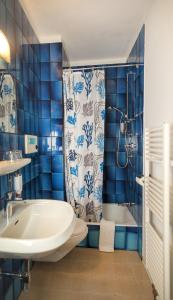 łazienka z wanną, toaletą i umywalką w obiekcie Hotel Marlingerhof w mieście Marlengo