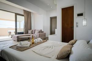A seating area at Sea Shell Beach Suite Még 4 kép