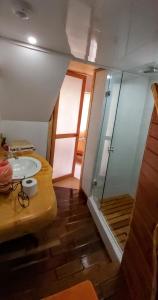 uma casa de banho com um lavatório e uma cabina de duche em vidro. em Cabaña en la Calera el Pinar em La Calera