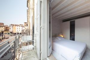 een slaapkamer met een bed op een balkon bij Scaravelli Residenza in Mantova