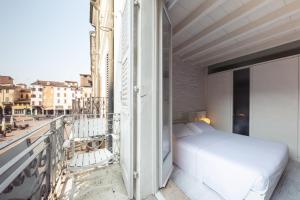 a bedroom with a bed on a balcony at Scaravelli Residenza in Mantova