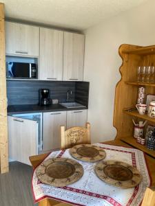 Kuchyň nebo kuchyňský kout v ubytování Studio magnifique saint Gervais les bains