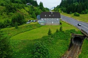 dom na zboczu wzgórza z tunelem w obiekcie Pension Polsterrinne w mieście Sankt Lorenz