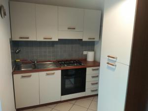 A kitchen or kitchenette at Appartamento La Bonifica