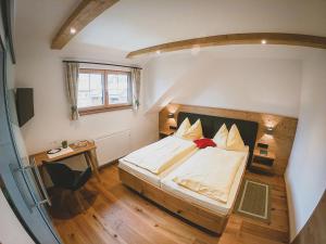 A bed or beds in a room at Appartements Macheiner