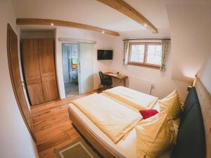 A bed or beds in a room at Appartements Macheiner