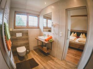 A bathroom at Appartements Macheiner