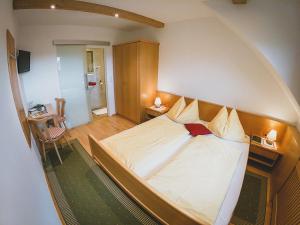 A bed or beds in a room at Appartements Macheiner
