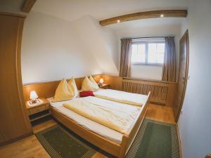 A bed or beds in a room at Appartements Macheiner