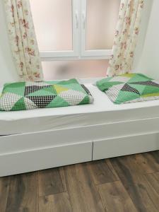 Una cama blanca con dos almohadas. en Apartment "Lyon", en Korschenbroich