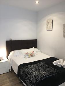 um quarto com uma cama grande e uma cabeceira preta em Pensión Residencia Fonseca em Santiago de Compostela