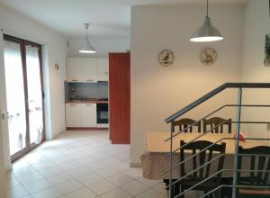 sala de estar con escalera y cocina en Appartamento La Bonifica, en Pescara