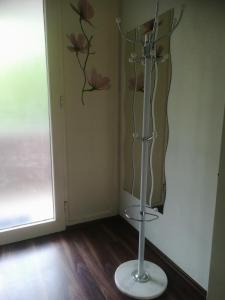 um suporte de metal com flores na parede em Hannover Messe Wohnung 2 em Hanôver