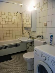 a bathroom with a toilet a sink and a washing machine at Hannover Messe Wohnung 2 in Hannover