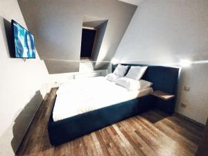 Tempat tidur dalam kamar di Portofino Apartman