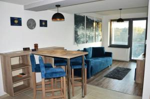 シャールヴァールにあるPortofino Apartmanのキッチン、リビングルーム(テーブル、椅子付)
