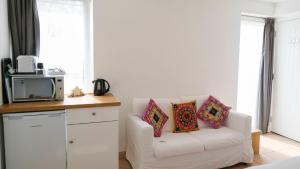 A seating area at Bayview Bed and Breakfast 