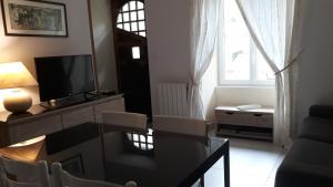 a living room with a dining table and a television at studio Eder Enea in Cambo-les-Bains