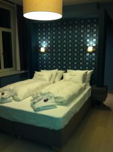 1 dormitorio con 1 cama grande y toallas. en B&B Blomdaele, en Brujas