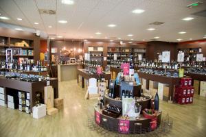 un negozio pieno di bottiglie di vino di le clos des genêts ad Agencourt