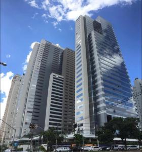 un groupe de grands bâtiments dans une ville dans l'établissement Flat - Brookfield Towers, à Goiânia