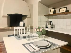 a kitchen with a table with plates on a counter at La Casa nel Vicolo in Altopascio
