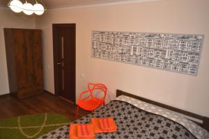 um quarto com uma cama e um quadro na parede em Соборная Апартаменты em Kamianets-Podilskyi