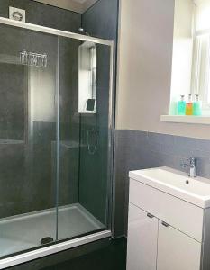 W łazience znajduje się prysznic i umywalka. w obiekcie Tredegar Arms Hotel w mieście Tredegar