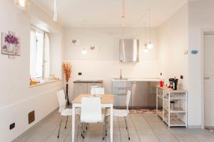 - une cuisine et une salle à manger avec une table et des chaises dans l'établissement L'ANGOLO RELAX, à La Morra
