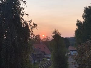 Východ nebo západ slunce při pohledu z bed and breakfast nebo okolí