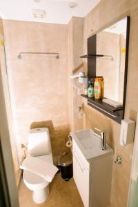 Ванная комната в Ermou Downtown Studios by Hospitality Box