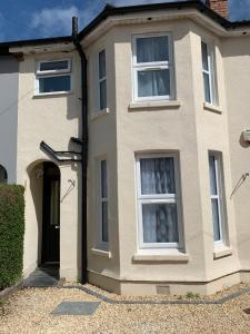 Fasada ili ulaz u objekat Relaxing home - 7-10min to Bournemouth sandy beach by car - private garden, parking and spa
