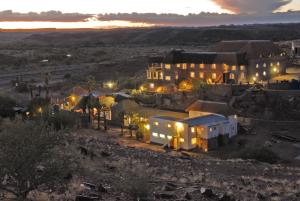 Seeheim西海姆酒店的夜间村庄的空中景观